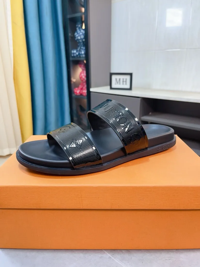 Ex-factory price 320🌹🌹 (lv-Louis Vuitton) new men's sandals, high-end boutique, exquisite embossed logo decoration on the upper, fine workmanship, super soft soles, casual, loose and comfortable, a must-have in summer! \nsize：38-44